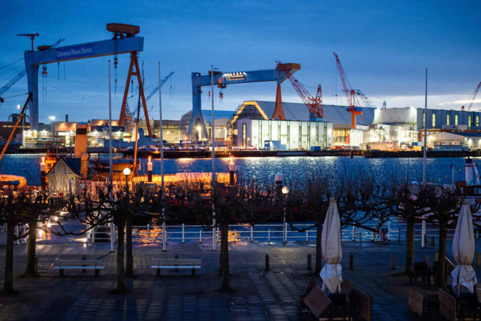 Die Werft von ThyssenKrupp Marine Systems liegt in Kiel Ufer der Förde. (Archivbild)