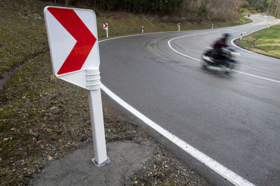Durch Schmutz auf der Straße kam der Motorradfahrer ins rutschen. (Symbolbild)