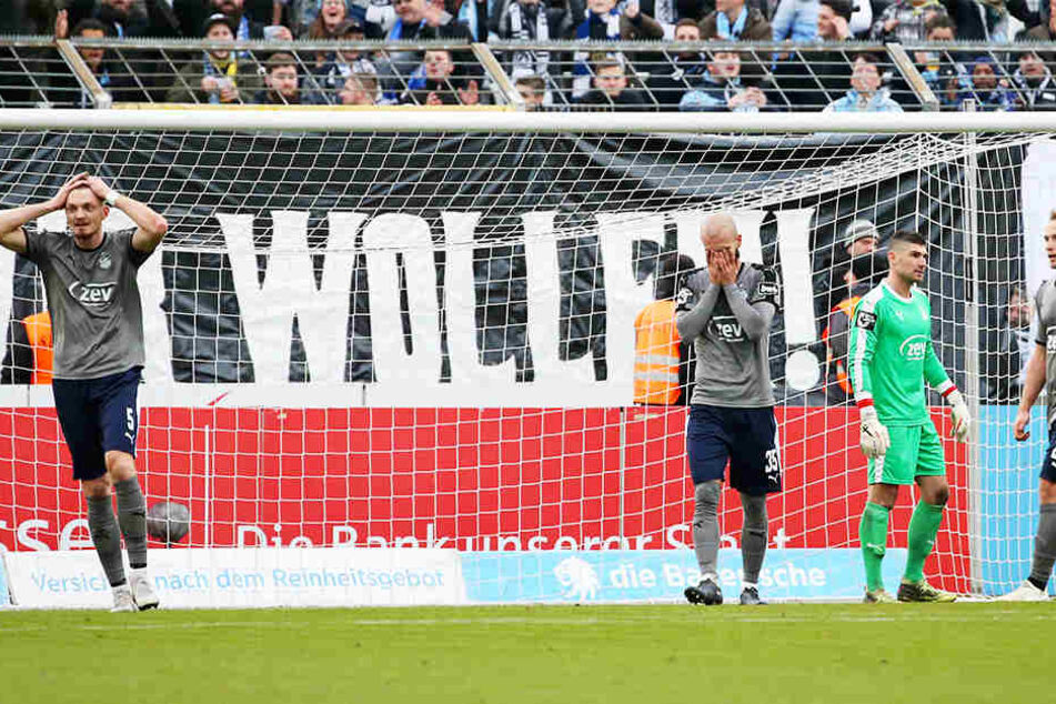 Nico Antonitsch (M.) und seine Zwickauer konnten es nicht fassen - gerade hatte der FSV den zweiten Gegentreffer kassiert.