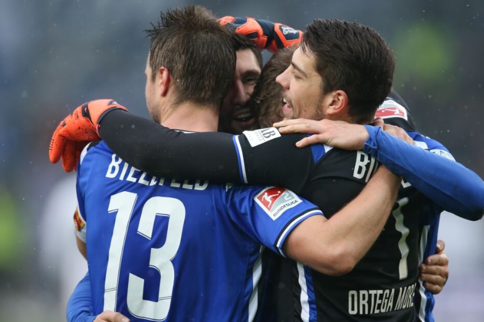 Erst feiern die DSC-Spieler unter sich...