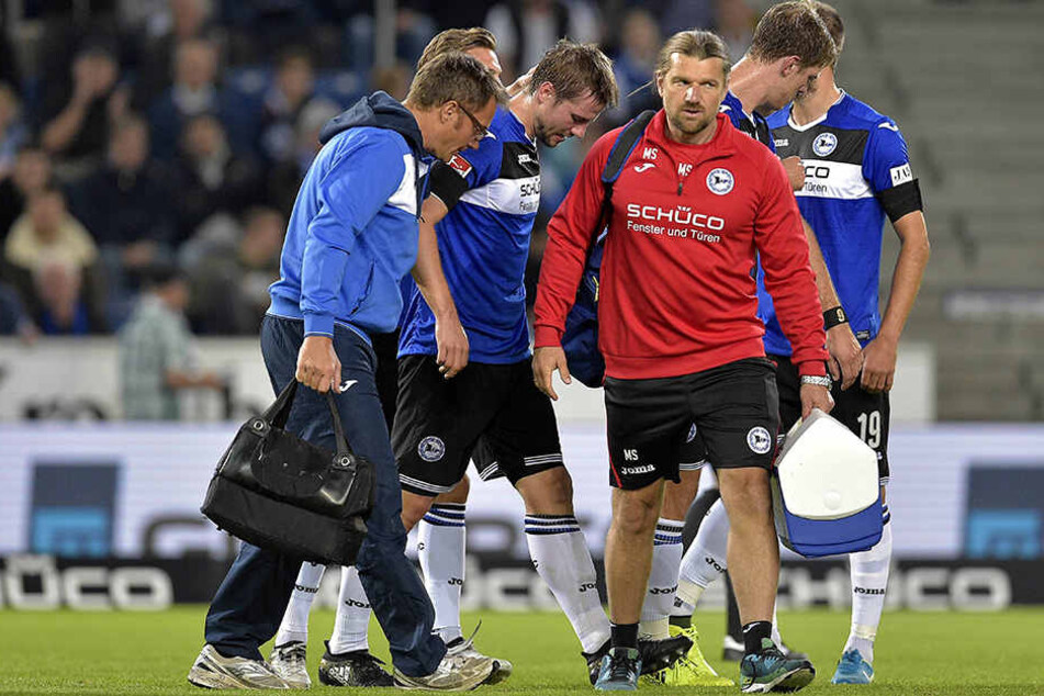Julian Börner (26, mi.) musste in der 25 Minute den Platz verletzungsbedingt verlassen.