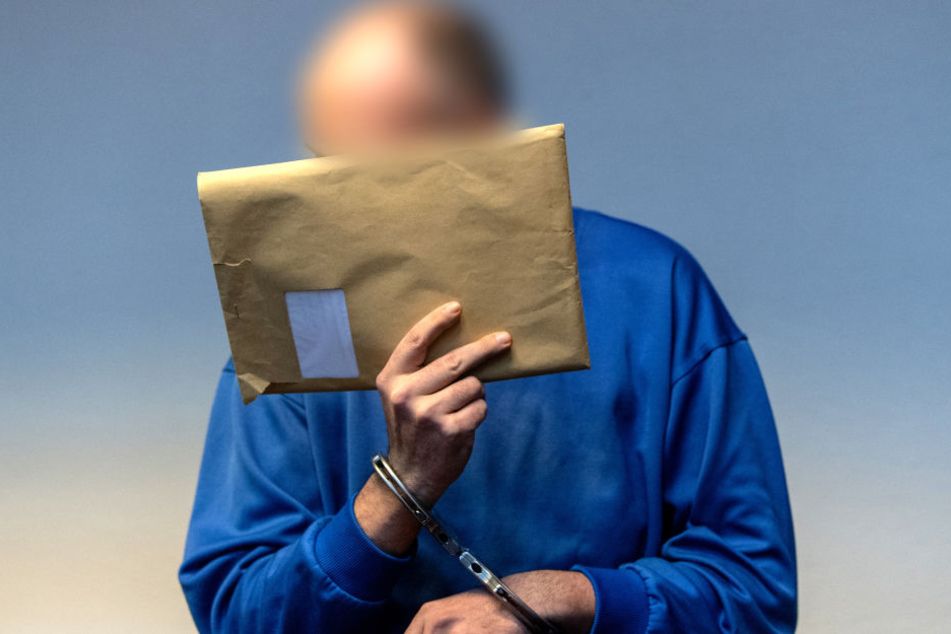 Der 41 Jahre alte Deutsche habe sich in mindestens zwei Fällen an dem heute neun Jahre alten Jungen aus dem südbadischen Staufen vergangen.