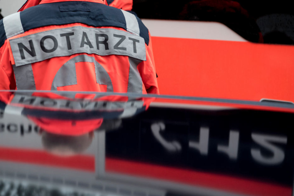 Schwere Verletzungen hat eine 53 Jahre alte Frau in Warmbach (Kreis Lörrach) erlitten, als sie einem Autofahrer beim Wenden helfen wollte. (Symbolbild)