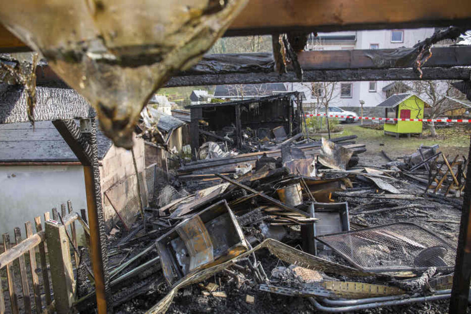 Von Schuppen, Carport und Pavillon ist nach dem Brand nicht mehr viel übrig geblieben.