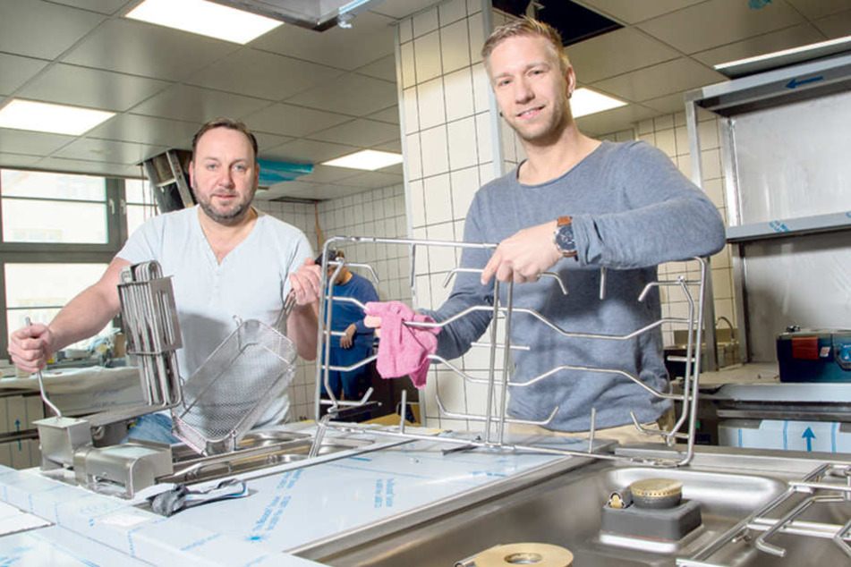 Chefkoch Stephan Kirchner (35) wienert den neuen Gasherd, sein Sous-Chef Karsten Juhrig setzt die Frittierkörbe ein.