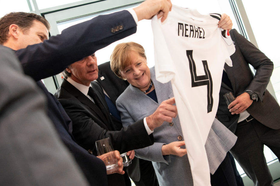 Mit diesem Trikot bedankten Sich Oliver Bierhoff, Jogi Löw und Co für ein Abendessen im Kanzleramt.