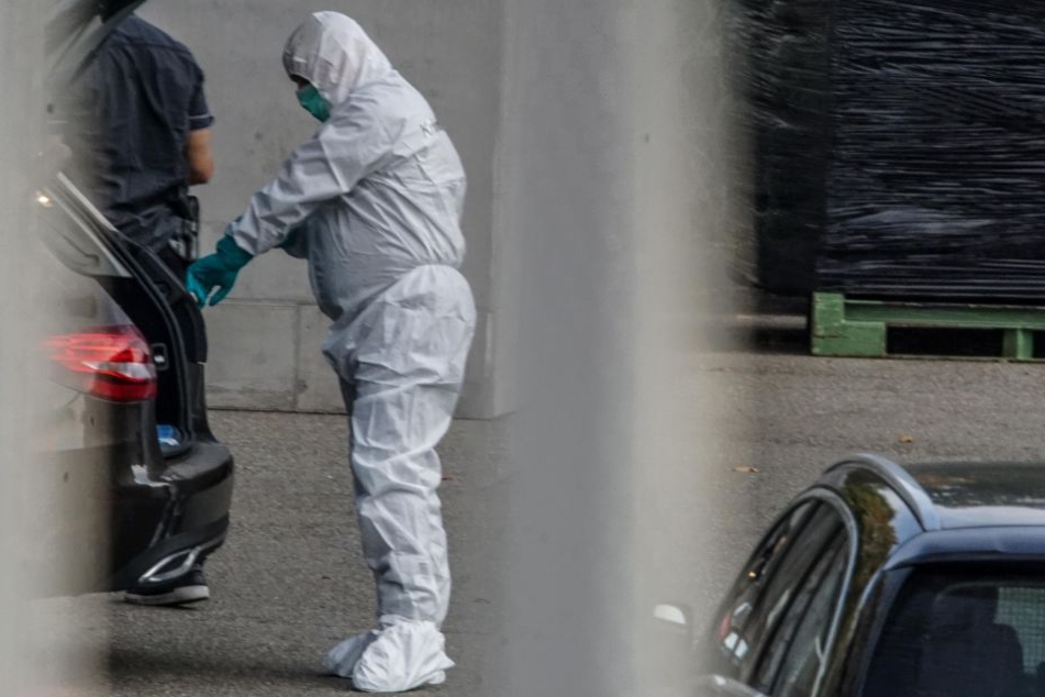 Die Kriminalpolizei sicherte Spuren am Fundort der Leiche.
