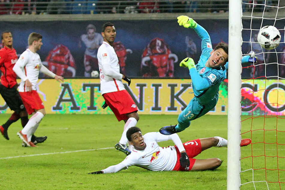 Heinz Lindler (blaues Trikot) streckt sich vergebens nach dem Kopfball von Timo Werner (links).