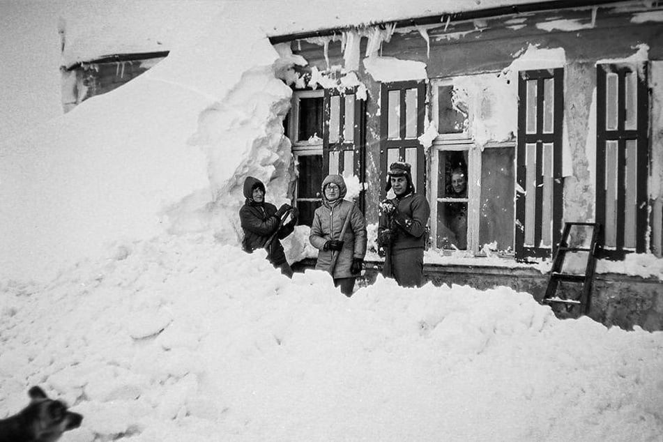 Bewohner dieses Häuschens befreien im Katastrophenwinter 1978/79 ihre Fenster von angewehten Schneebergen.