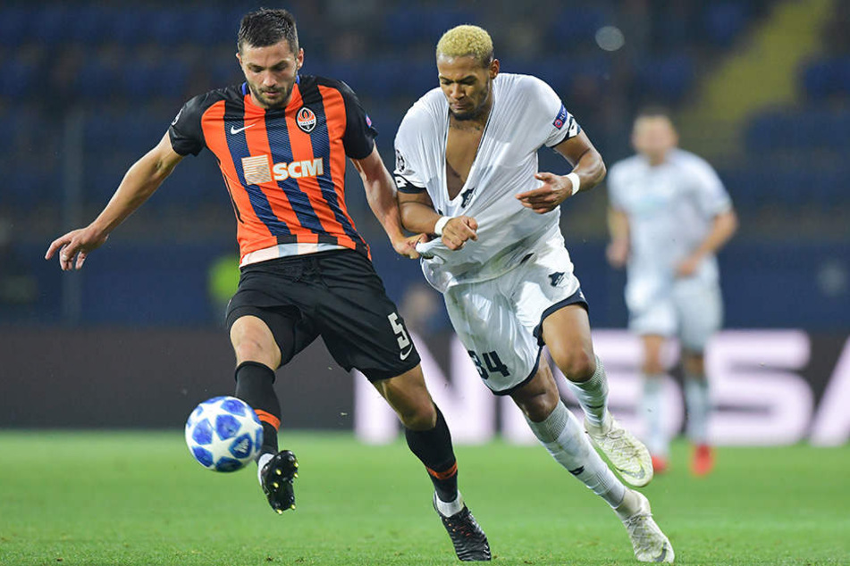 Davit Khocholava (l) von Schachtjor Donezk und Hoffenheims Joelinton kämpfen um den Ball.