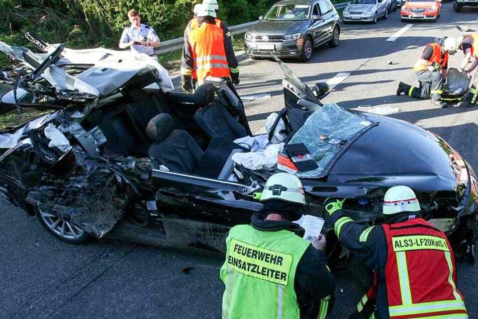 Rettungskräfte mussten das Dach aufschneiden, um den schwer verletzten Mann zu bergen.