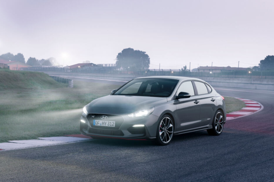 Mit dem Hyundai i30 Fastback N Performance könnt Ihr ein Wochenende kostenlos fahren.