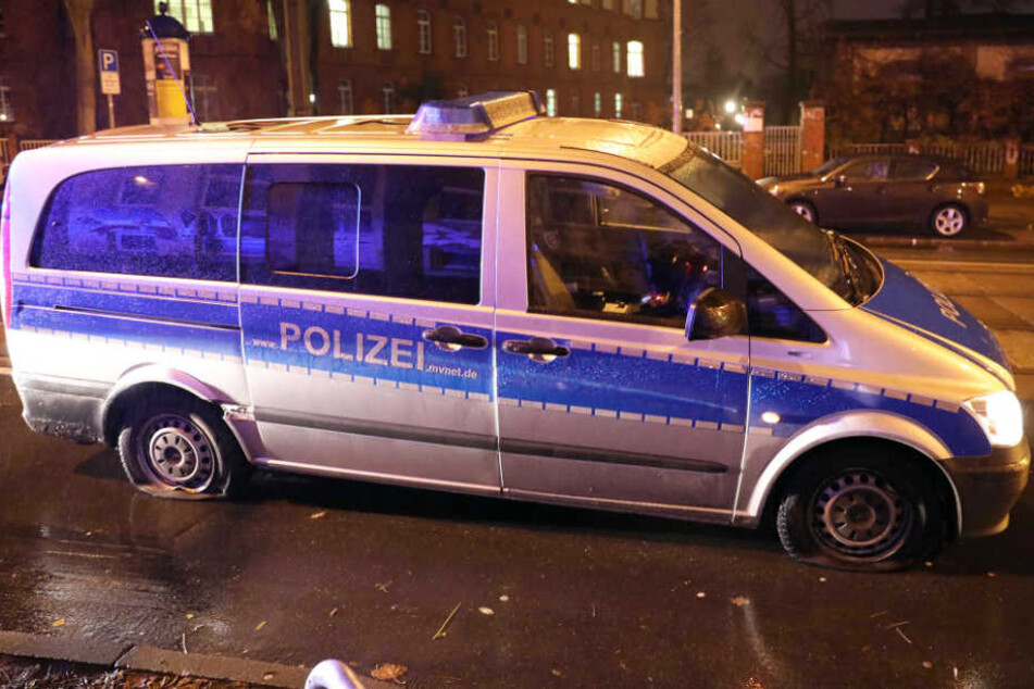 Platte Reifen und ein fetter Kratzer: Die Spuren des Unfall am Streifenwagen sind nicht zu übersehen.