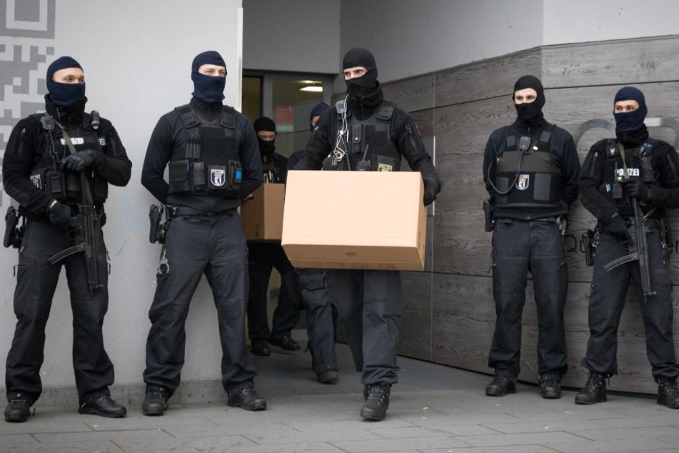 In Görlitz stürmte die Bundespolizei
die Wohnung eines
Urkundenfälschers.