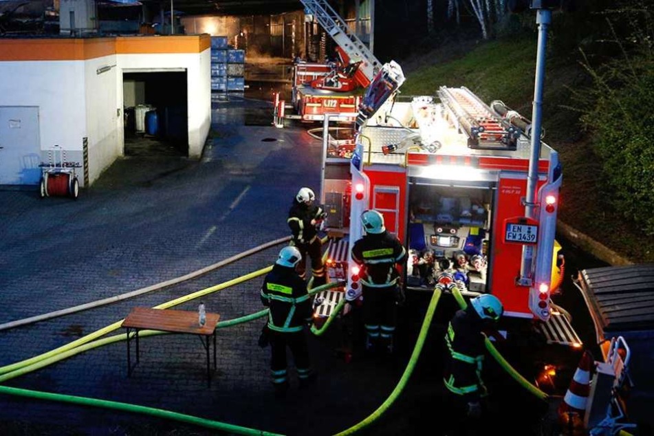 Die Feuerwehr löschte den Brand, zwei Männer wurden lebensgefährlich verletzt (Symbolbild).