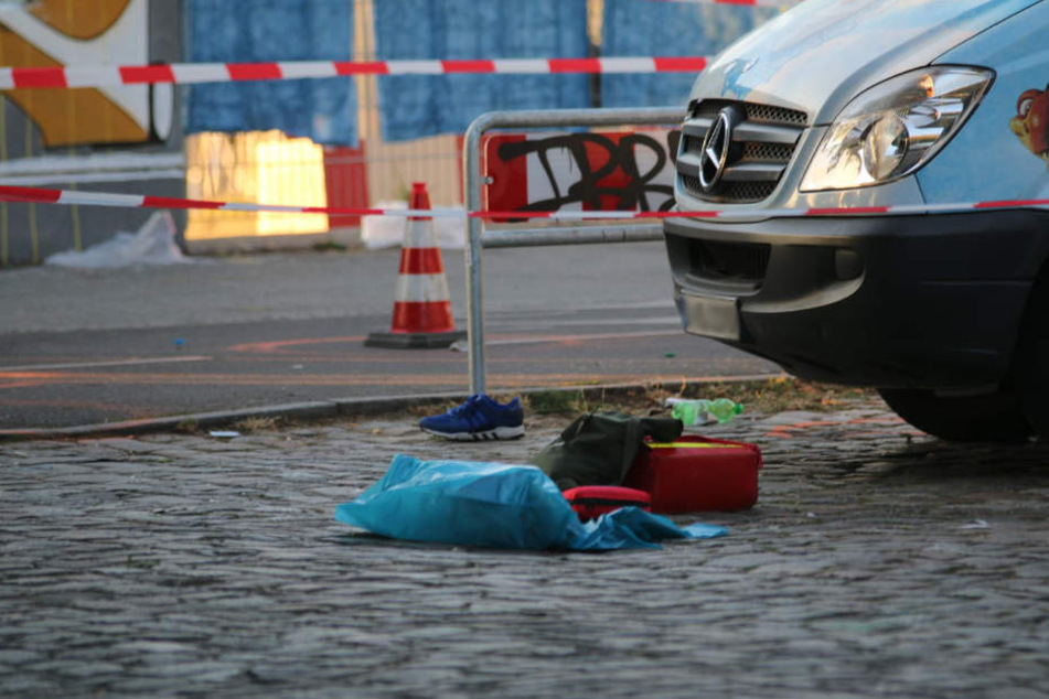 Vermutlich persönliche Gegenstände des Opfers liegen auf der Straße.