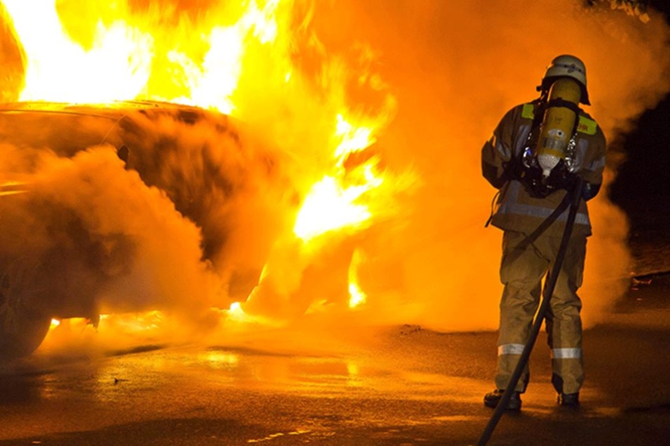 Das Auto brannte komplett aus (Symbolfoto).
