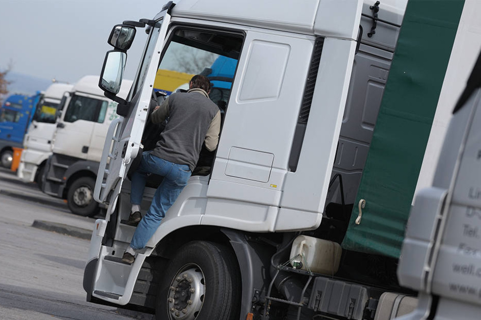 Am Abend hatte der Mitarbeiter der Transportfirma seinen Sattelschlepper an einer Straße abgestellt, als er in der Nacht wieder starten wollte, war das Fahrzeug verschwunden (Symbolbild).