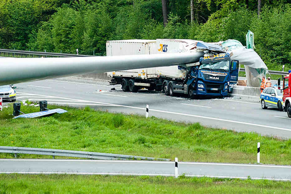 Der Fahrer des Lkws hatte richtig Glück. Er erlitt nur ein paar Schnittwunden.