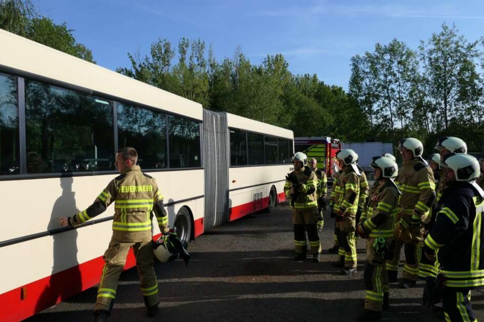 Die Feuerwehr Grimma hat am Donnerstag die Busrettung geprobt.