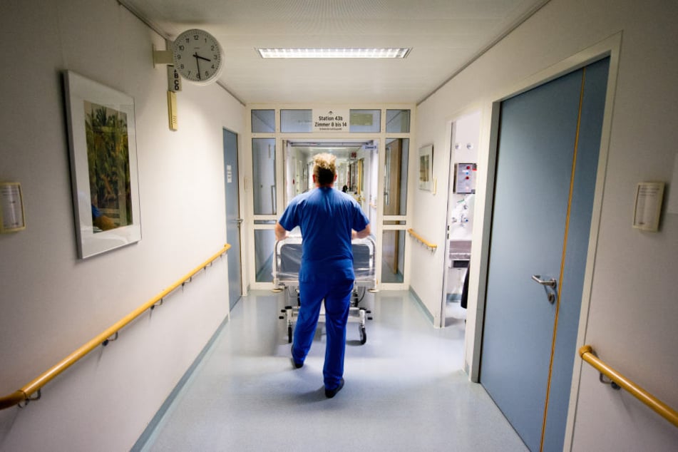 Im Georgius-Agricola-Klinikum Zeitz (Sachsen-Anhalt) wurde ein Aufnahmestopp verhängt. (Symbolbild)