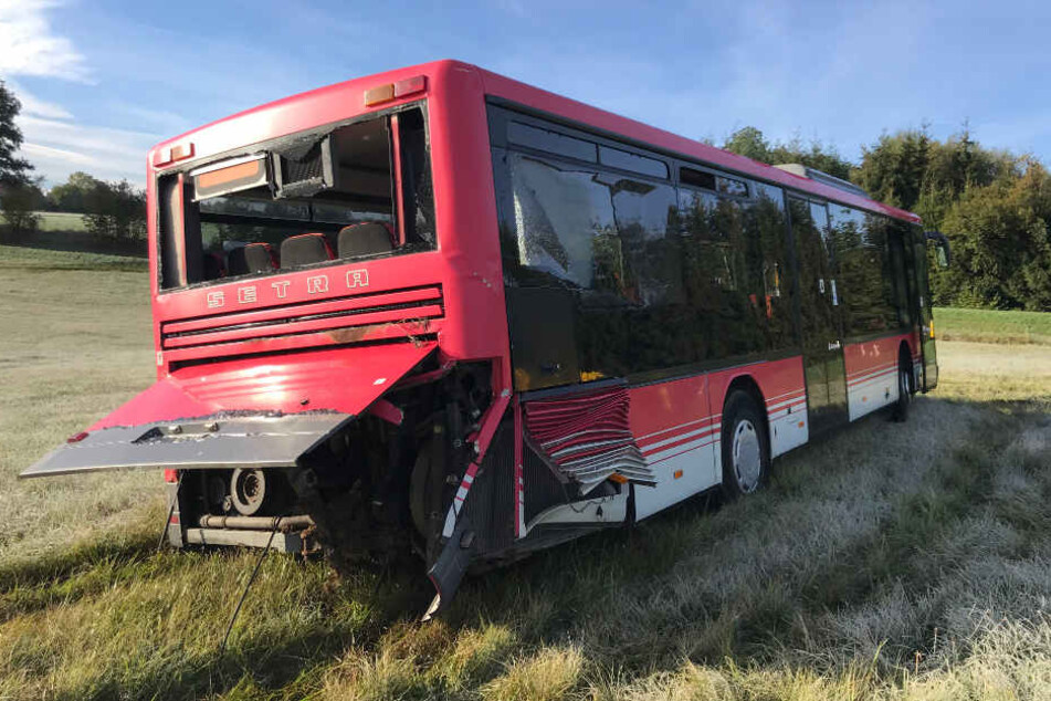 Auf der Kreisstraße BT23 in Bayern ist es zu einem Unfall mit einem Schulbus gekommen.