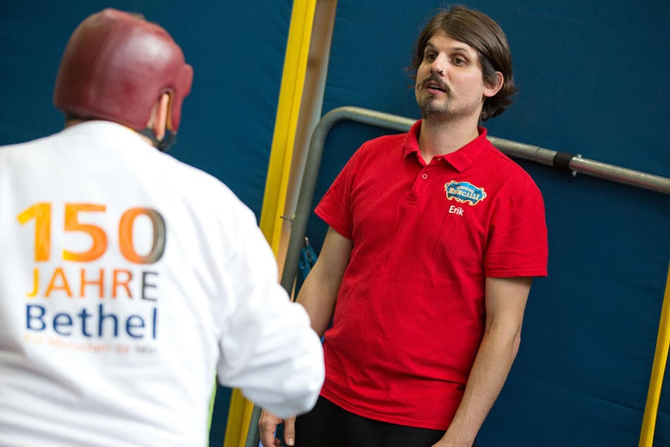Mitarbeiter vom Circus Roncalli üben mit den Menschen aus Bethel für den Auftritt im Zirkus.