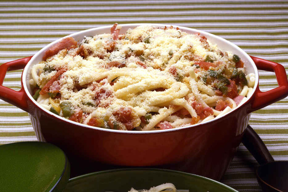 Ein simples Nudelgericht mit der typischen Sauce aus Tomaten, Speck, Olivenöl und Pecorino-Käse mit einem Hauch Chili hilft nun, Gutes zu tun und zu schlemmen!.