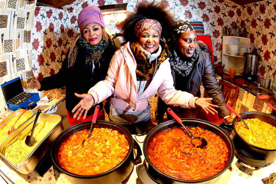 Krokodil-Gulasch und Zebra-Couscous aus Kenia bieten Rosaida (46), Mary (40)
und Nancy (44) an.