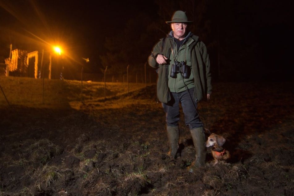 Jagdpächter Andrzej Krysztofinski (57) sieht in dem Wolfsbesuch bisher kein Problem.
