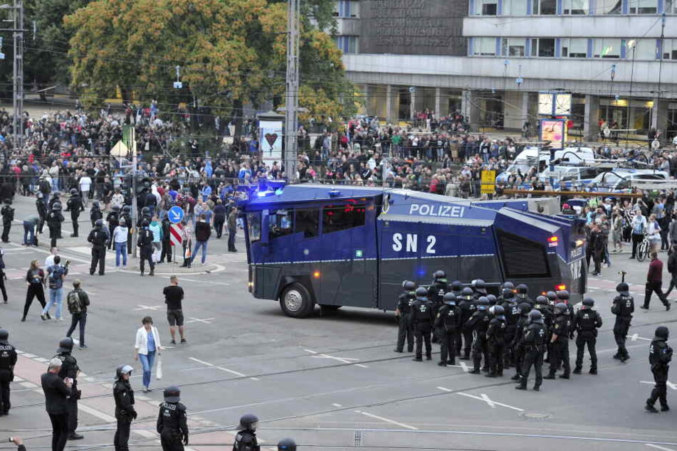 Auch Wasserwerfer waren vor Ort, kamen aber nicht zum Einsatz.