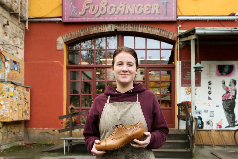 Frauen lieben Schuhe, heißt es. Eva Schröter (30) stellt sie sogar her.