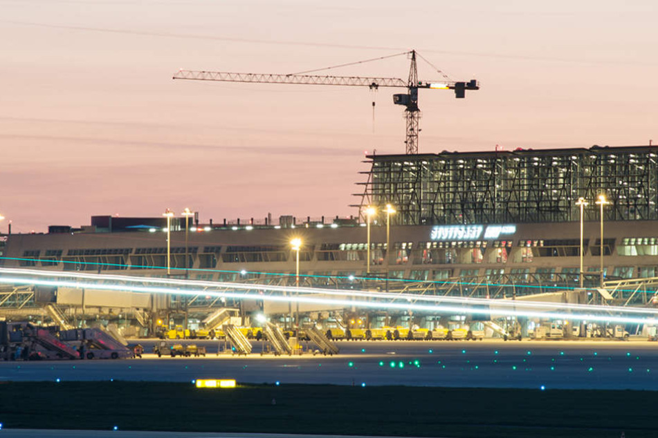Zu viele Passagiere in zu vollen Terminals. Der Stuttgarter Flughafen will Millionen investieren. (Symbolbild)