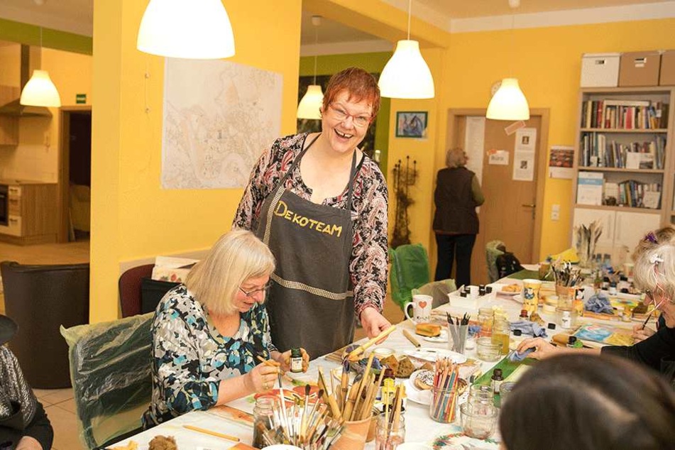 Das DRK-Zentrum wird zum Atelier: Bei der künstlerischen Leiterin Adrienne Höfgen (52) laufen die Fäden zusammen.
