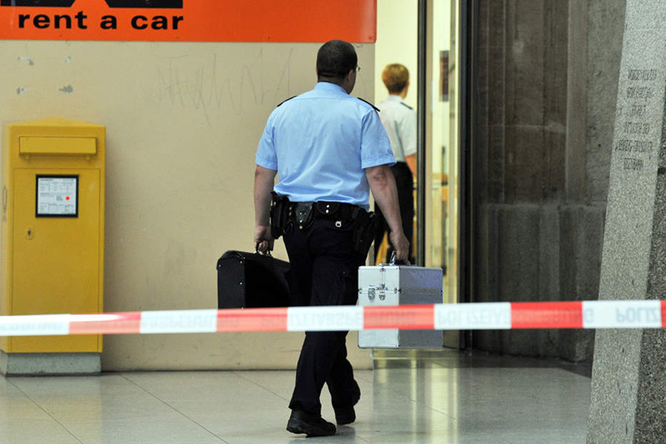 Der herrenlose Koffer lugte aus einem offenen Spint in der Vorhalle des Hauptbahnhofs.