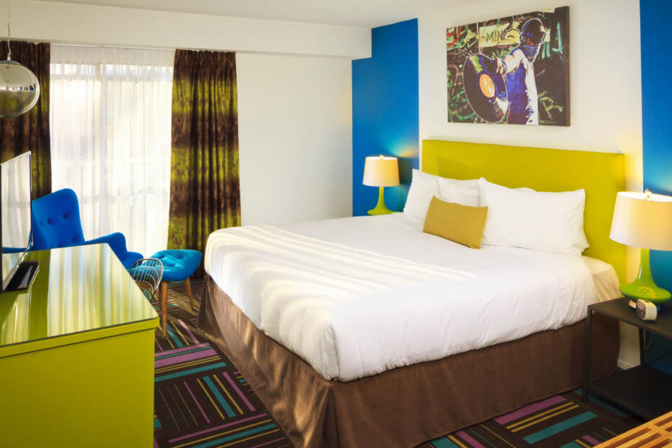 Die Zimmer sind schlicht, aber in modernen Farben, eingerichtet.
