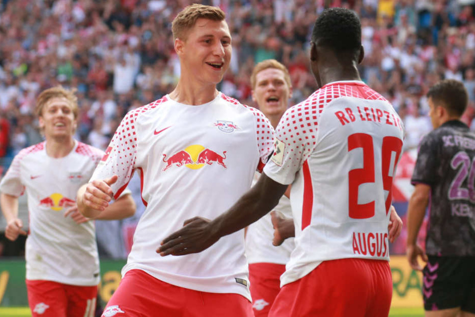 Danke an den Vorbereiter: Kapitän Willi Orban (l.) freut sich mit Jean-Kevin Augustin über seinen Treffer zum 2:1.