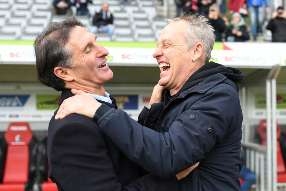 SC-Freiburg Trainer Christian Streich (rechts im Bild) herzt VfL Wolfsburg-Coach Bruno Labbadia vor dem Bundesligaspiel am vergangenen Wochenende.