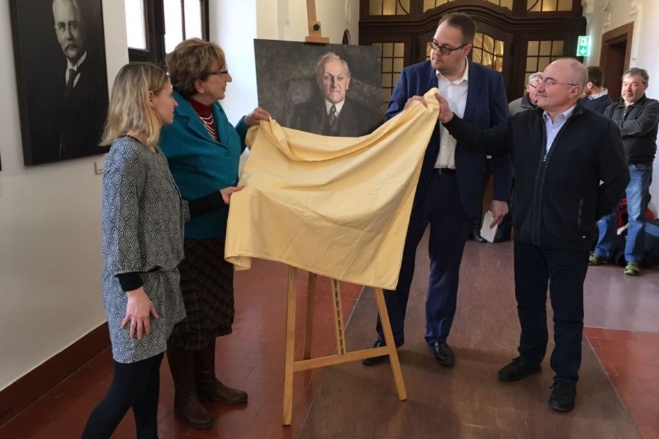 Vor wenigen Wochen enthüllte die Linke das Erich-Zeigner-Potrait für die Galerie vergangener Oberbürgermeister von Leipzig.
