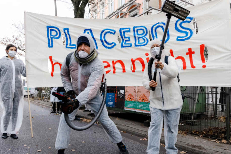 Die Umweltschützer protestierten in weißen Overalls und mit Staubsaugern in der Hand gegen die Dieselabgase.