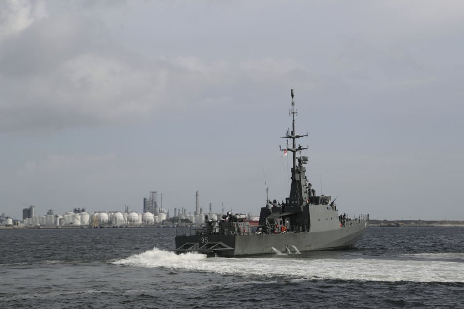 Die RSS Brave der singapurischen Marine bricht in der Nähe des Marinestützpunktes in Tuas (Singapur) zu einer Such- und Rettungsmission auf.