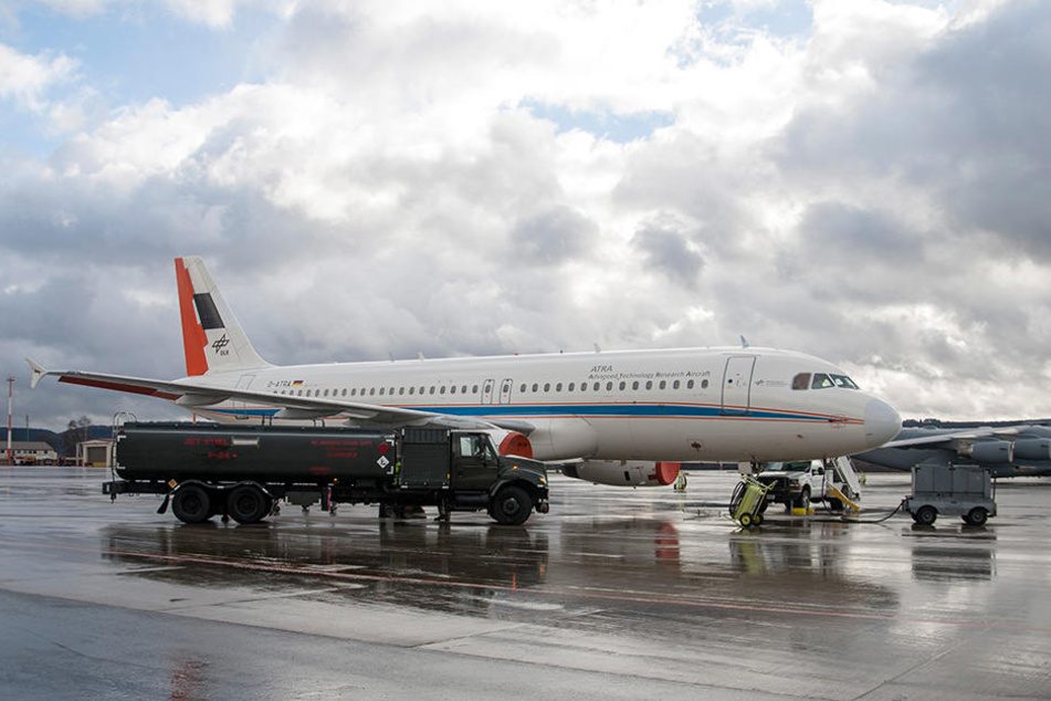 Der DLR-Airbus wird während der Test mit unterschiedlichen Treibstoffen betankt.
