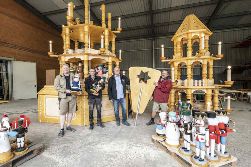 Die Großpyramide von Gahlenz wird nach Cullman/Alabama verschifft. Tobias Fritsch (39, v.l.), Sven Ulitze (41), Firmenchef Gundolf Berger (64) und Matthias Schiebold (46) machen sie versandfertig.