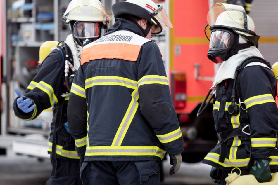 Die Feuerwehr konnte zwei Menschen aus dem Wohnhaus retten. (Symbolbild)