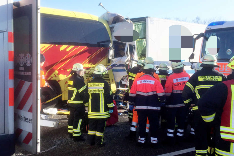 Zwei Tote gab es bei dem Unfall auf der A3. Ein weiterer Lkw-Fahrer schwebt in Lebensgefahr, hinzu kommen mehrere leichtverletzte Personen.