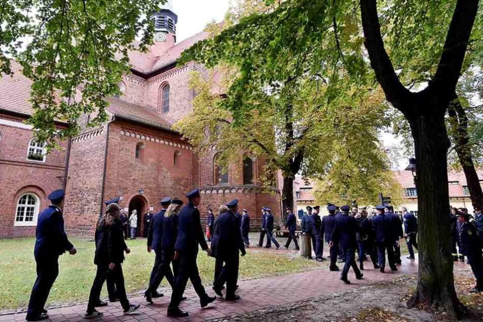 Zu der Trauerfeier waren viele Feuerwehrleute in das Kloster Lehnin gekommen.