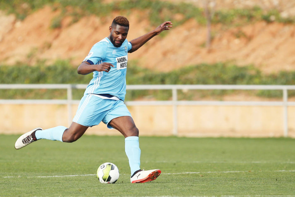 Kraftpaket Emmanuel Mbende am Ball.