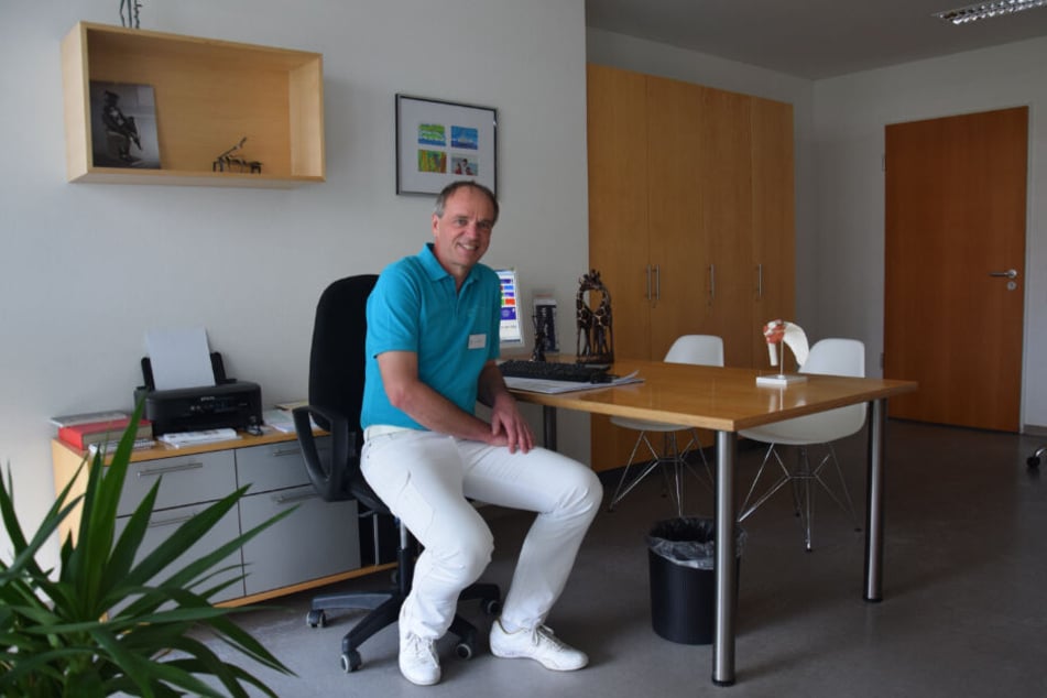 Dr. med Johannes Kolbe in einem Behandlungszimmer der Orthopädischen Klinik Botnang.