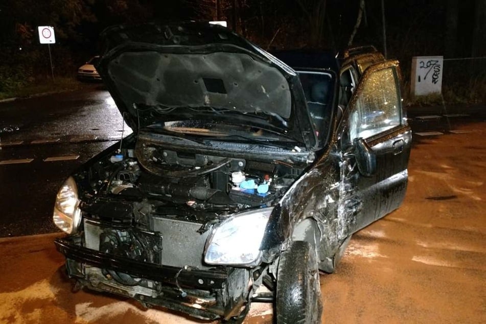 Durch den heftigen Zusammenstoß wurde die Suzuki-Fahrerin schwer verletzt und musste ins Krankenhaus gebracht werden.