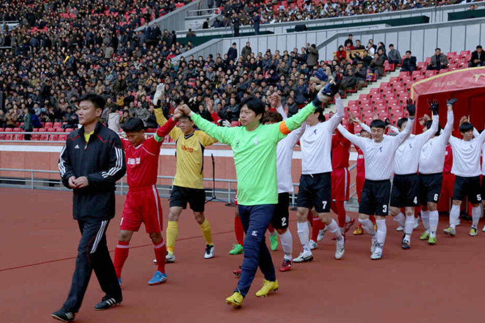 Spielprasxis fehlt den Fußballern Nordkoreas - hier starten Mannschaften eines Arbeiter-Turniers.